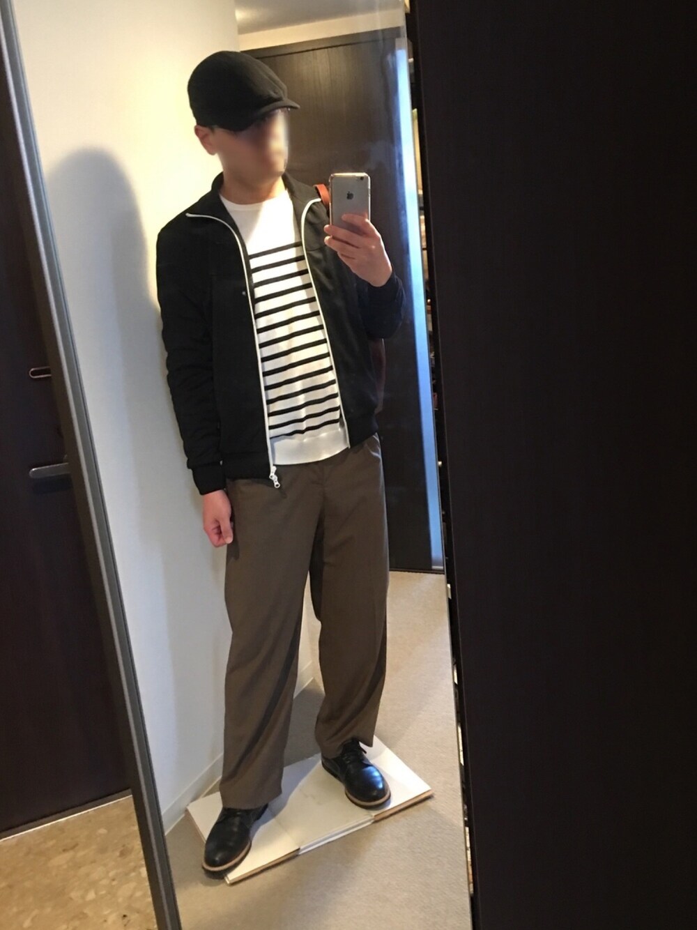 「シンプル、休日スタイル、オトナカジュアル、春コーデ、ワイドパンツ、大人コーデ、ジャージ、ハンチング、おしゃれさんと繋がりたい、スラックス」｜「MBのアイテム（ジャージ、ブラック系）」を使った、BONOさん（メンズ・181cm）の春コーディネートの1枚目の写真