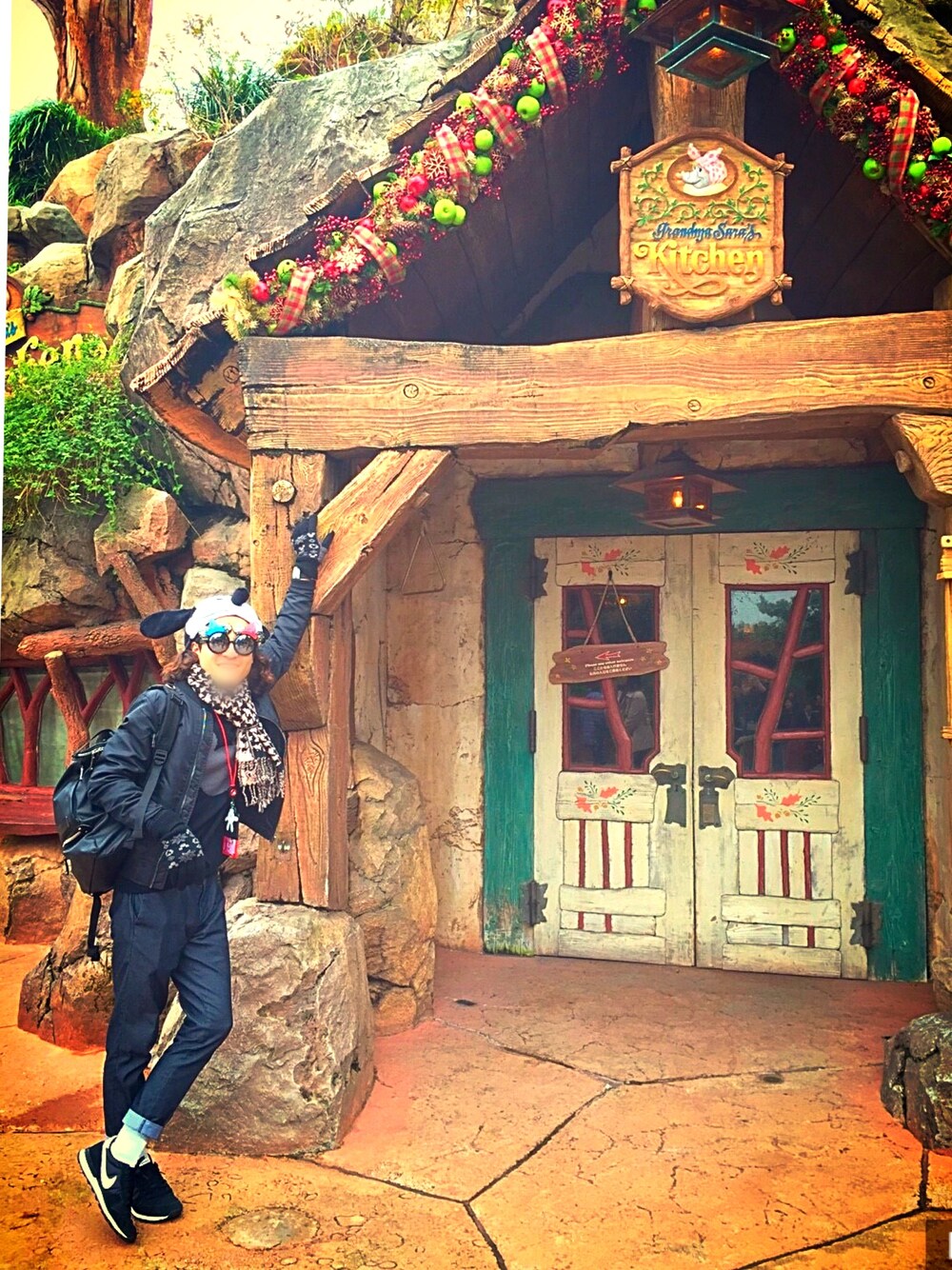 ブラック系のスニーカー、ブラック系のその他を着用したメンズの冬コーディネートの1枚目の写真