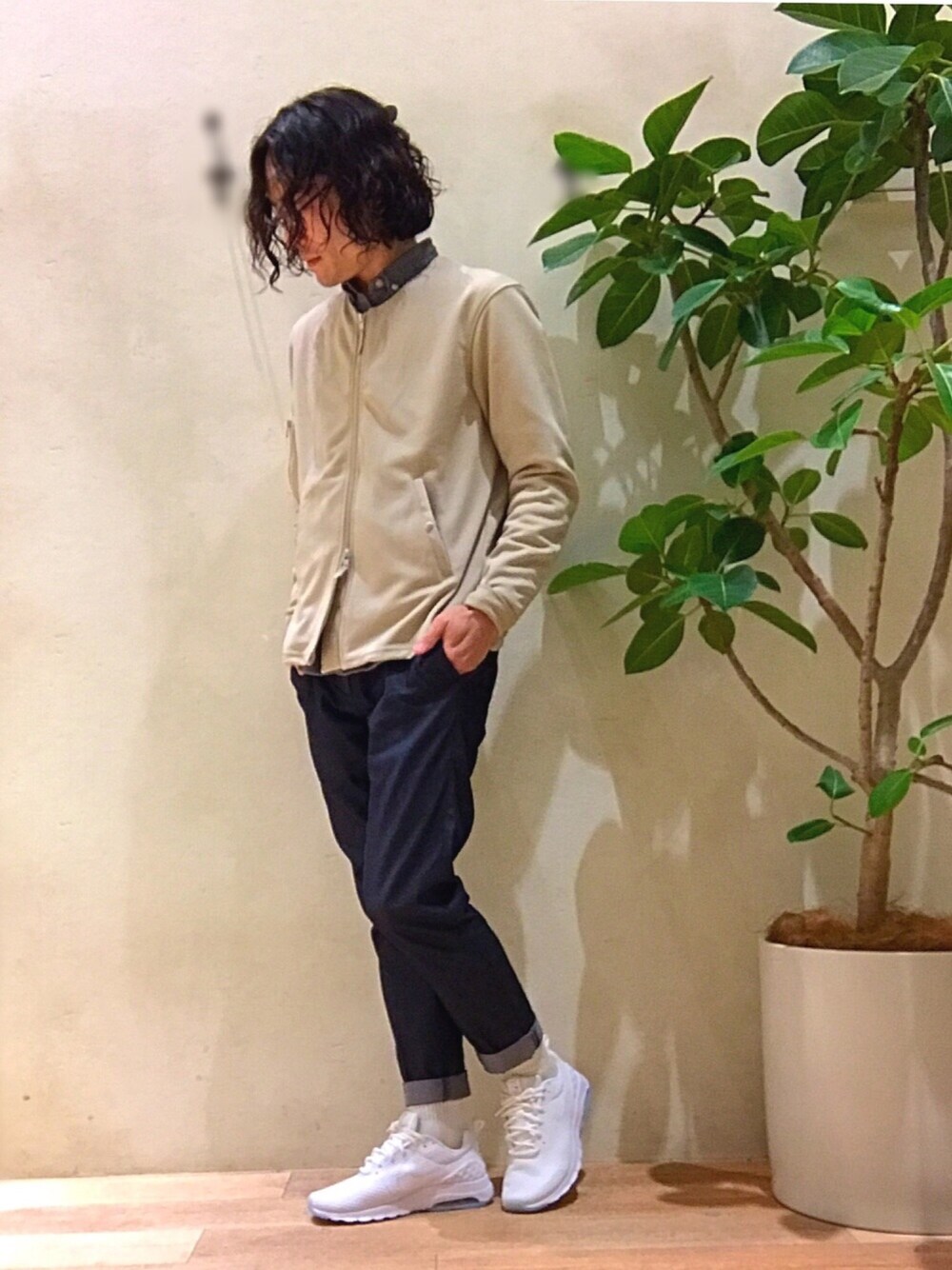 ベージュ系のカーディガン/ボレロ、ホワイト系のスニーカーを着用したメンズの冬コーディネートの1枚目の写真