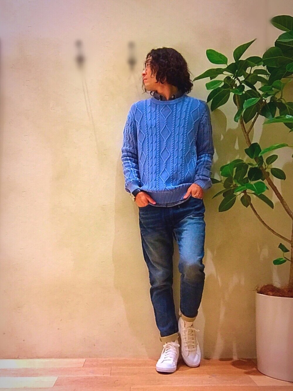 ブルー系のニット/セーター、ベージュ系の福袋/福箱、ブルー系の福袋/福箱を着用したメンズの冬コーディネートの1枚目の写真