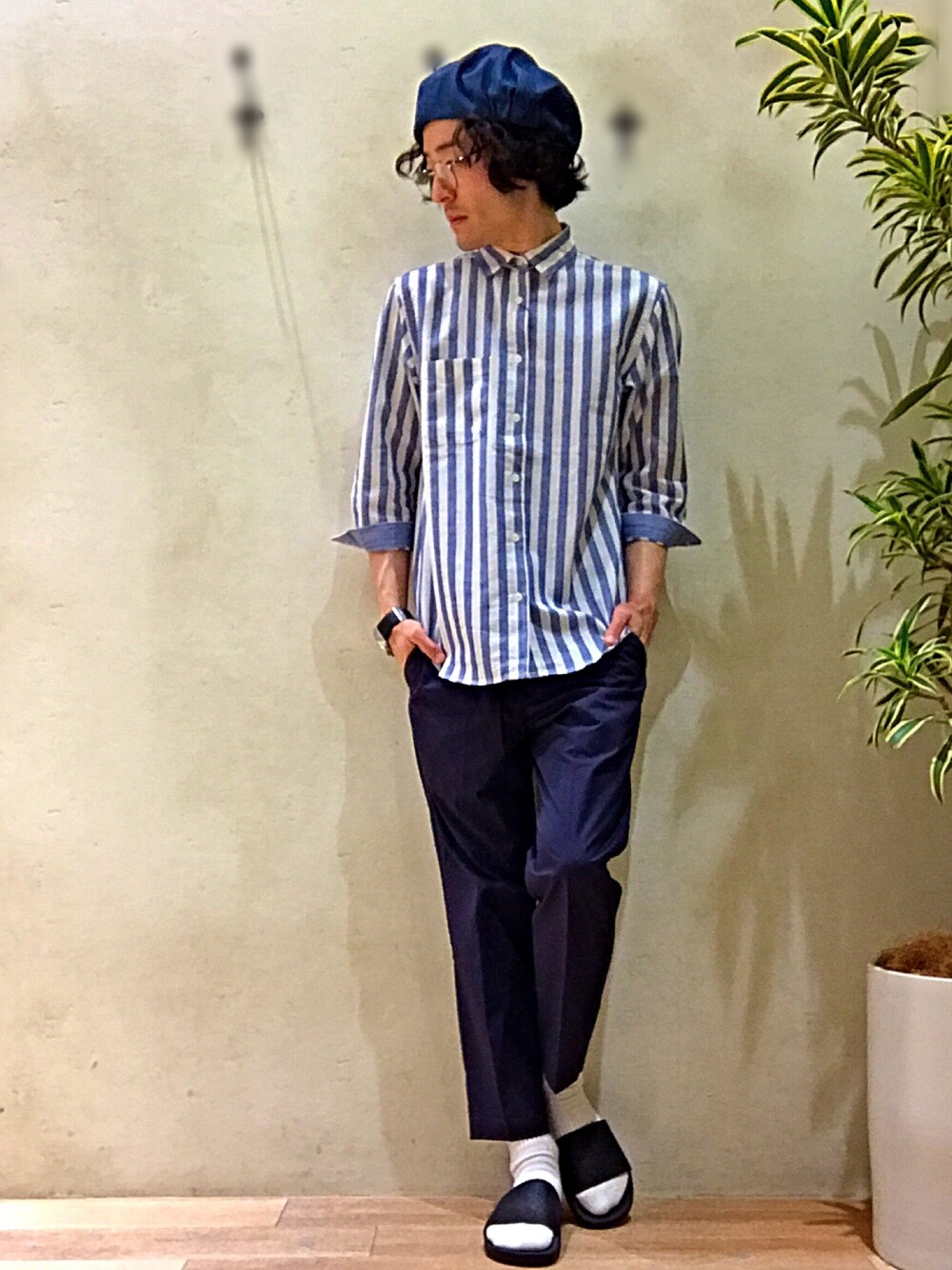 ブルー系のシャツ/ブラウス、ブルー系のスラックス、ブラック系のサンダルを着用したメンズの夏コーディネートの1枚目の写真