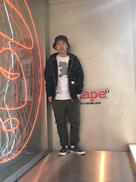 「AAPE BY A BATHING APE（エーエイプバイアベイシングエイプ）のアイテム（パンツ）」を使った、山下 龍介さん（メンズ・163cm）の春コーディネート