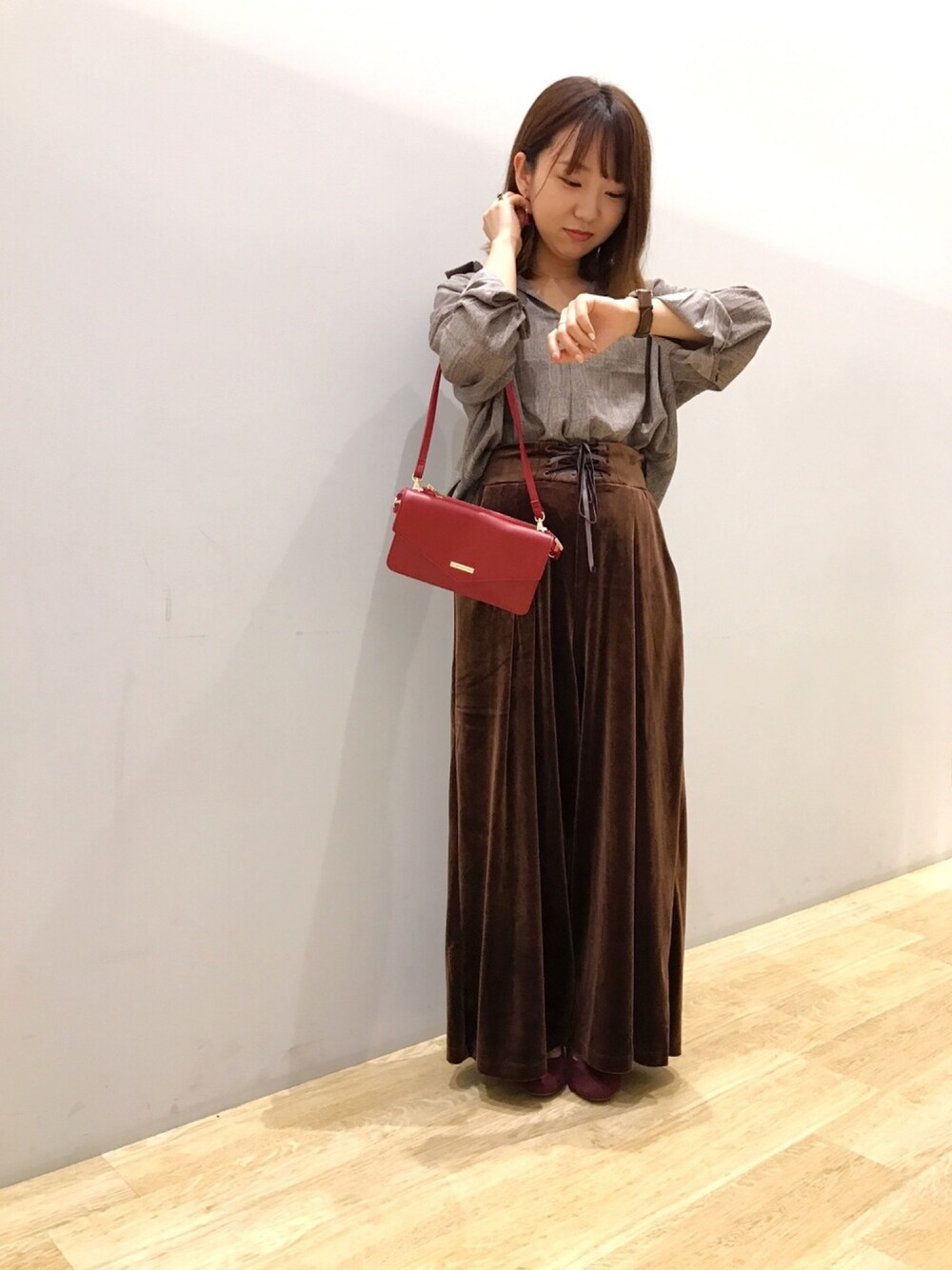「秋のコーデ、earth music&ecology、ブラウン、ベロア、チェックシャツ、抜け感、ワイドパンツ、大人カジュアル、ゆるコーデ、グレンチェック」｜「earth music&ecologyの・グレンチェックフロントタックシャツ（シャツ/ブラウス、ブラウン系）」を使った、Ushijawaさん（レディース・149cm）の夏コーディネートの1枚目の写真