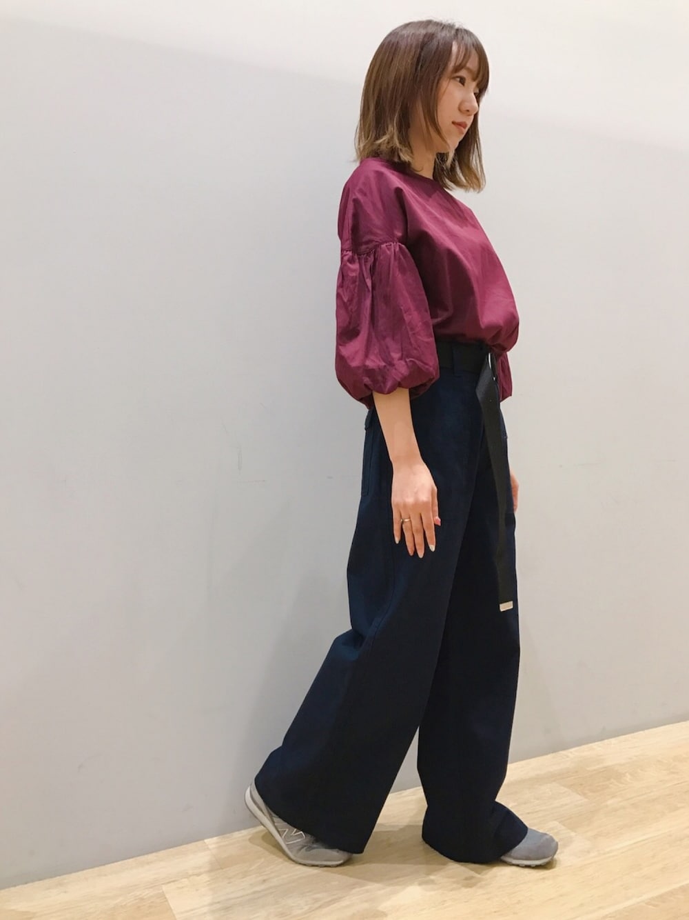 「ボルドー、ボリューム袖、ベイカー、ネイビー、プラム、大人カジュアル、秋コーデ、大人コーデ、earth music&ecology」｜「earth music&ecologyの袖ボリュームプルオーバー（シャツ/ブラウス、レッド系）」を使った、Ushijawaさん（レディース・149cm）の夏コーディネートの1枚目の写真