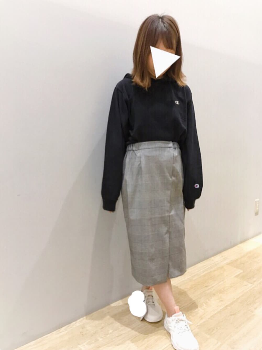 「カジュアル、秋コーデ、チャンピオン、earth music&ecology、リーボック(Reebok)、黒、チェックスカート、タイトスカート、パーカー、スニーカー」｜「earth music&ecologyの＜先行予約＞Champion×earthスウェットパーカー（トップス、ブラック系）」を使った、Ushijawaさん（レディース・149cm）の秋コーディネートの1枚目の写真