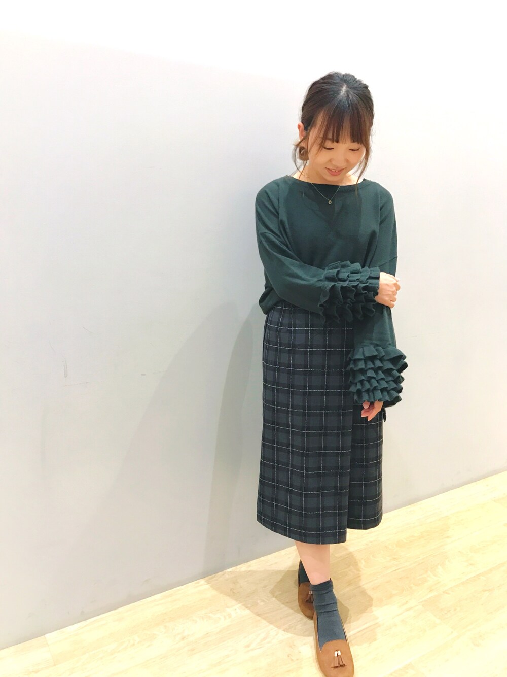 「earth music&ecology、グリーン、チェックスカート、秋コーデ、低身長、チビーズ✳︎、袖フリル、ニット、タイトスカート、デート」｜「earth music&ecologyの・袖フリルニットプルオーバー（ニット/セーター、グリーン系）」を使った、Ushijawaさん（レディース・149cm）の秋コーディネートの1枚目の写真