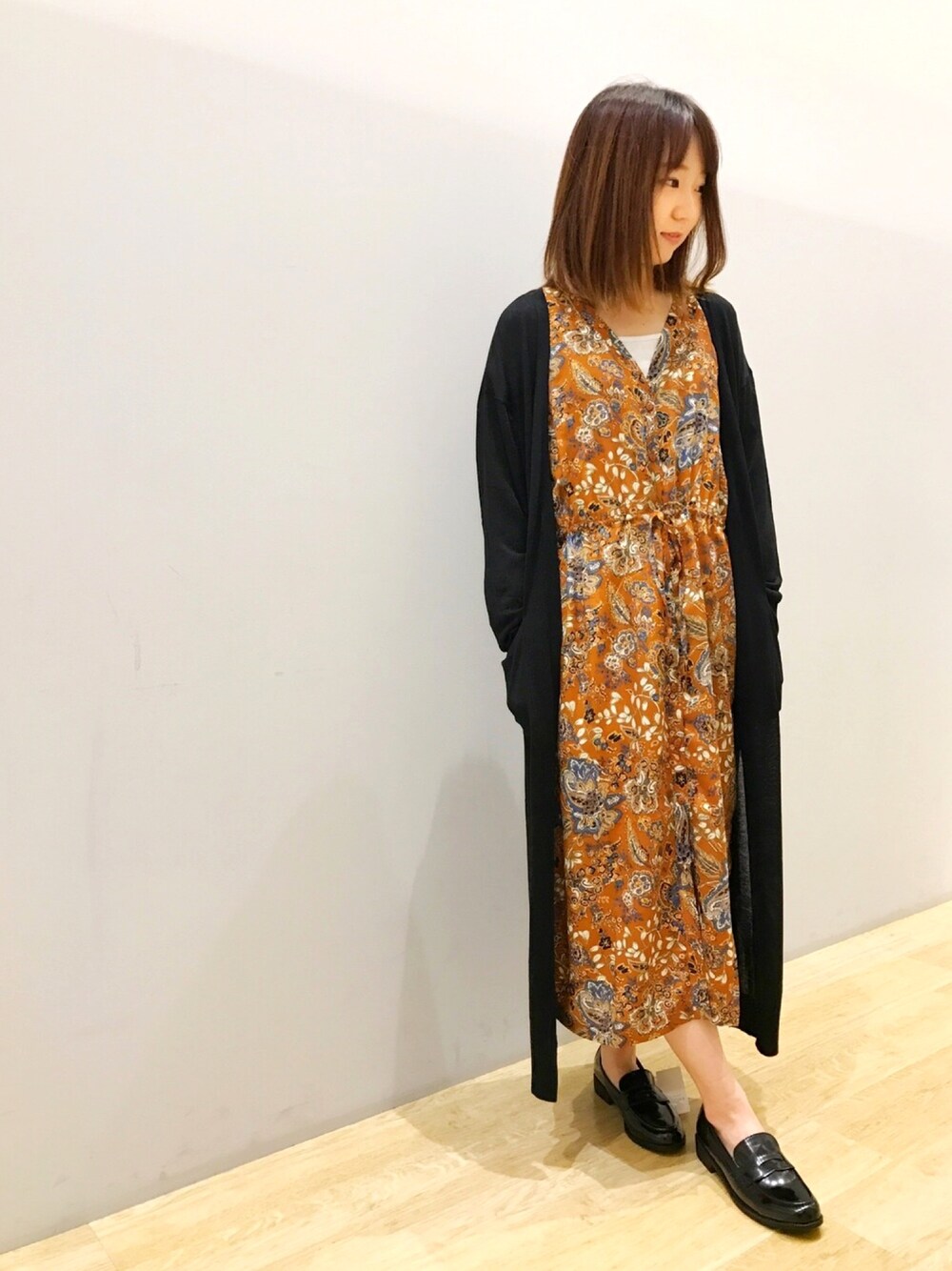 「秋のコーデ、ロングカーディガン、ペイズリー、ローファー、オトナカジュアル、低身長、チビーズ✳︎、ワンピース、ガウン」｜「earth music&ecologyの・ロングスリットトッパーカーディガン（カーディガン/ボレロ、ブラック系）」を使った、Ushijawaさん（レディース・149cm）の秋コーディネートの1枚目の写真