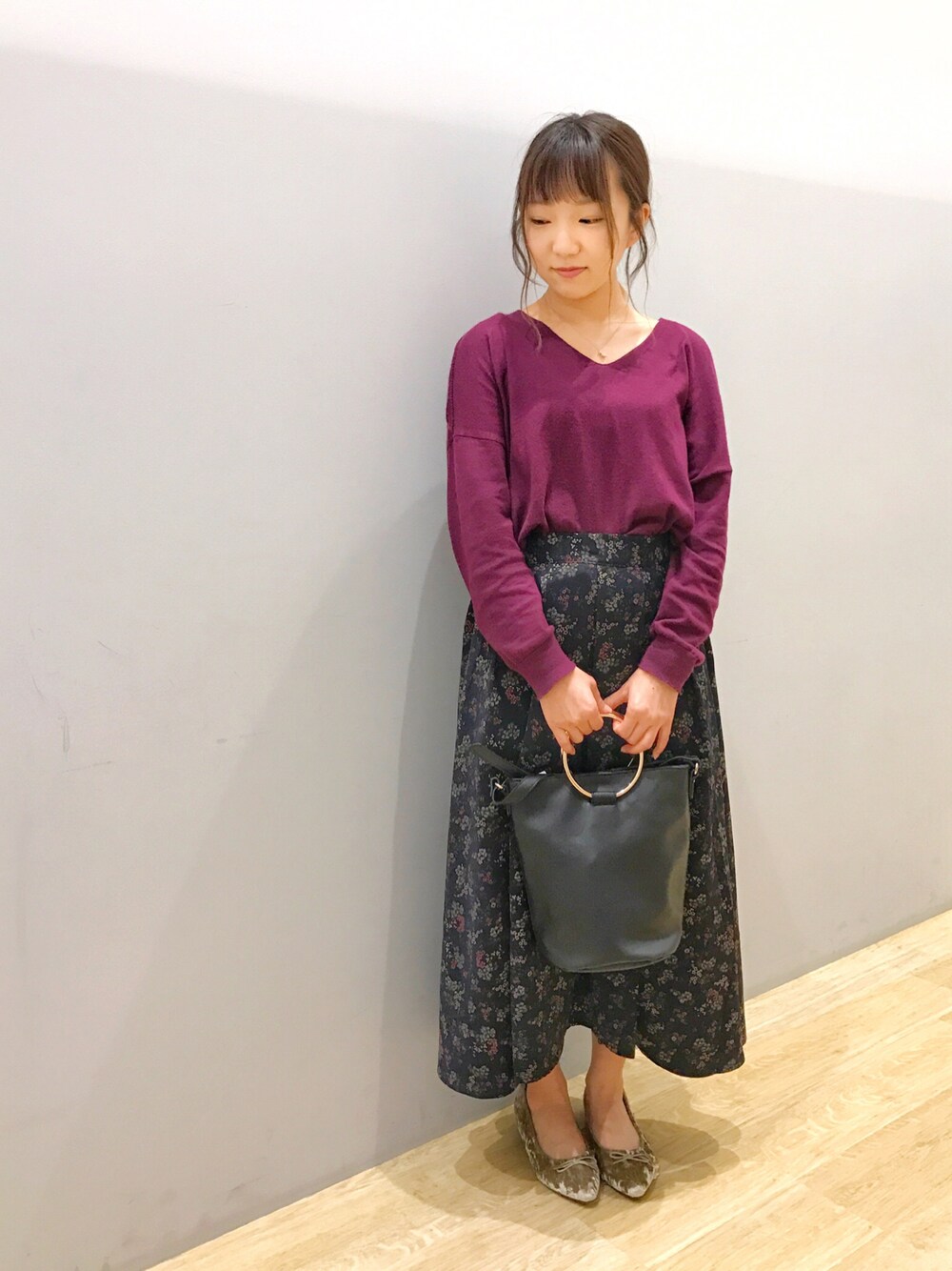 「低身長、earth music&ecology、パープル、花柄、ニット、秋コーデ、チビーズ✳︎、コク色シャドウ、大人ガーリー」｜「earth music&ecologyの・快適ニットドロップショルダープルオーバー（ニット/セーター、パープル系）」を使った、Ushijawaさん（レディース・149cm）の秋コーディネートの1枚目の写真