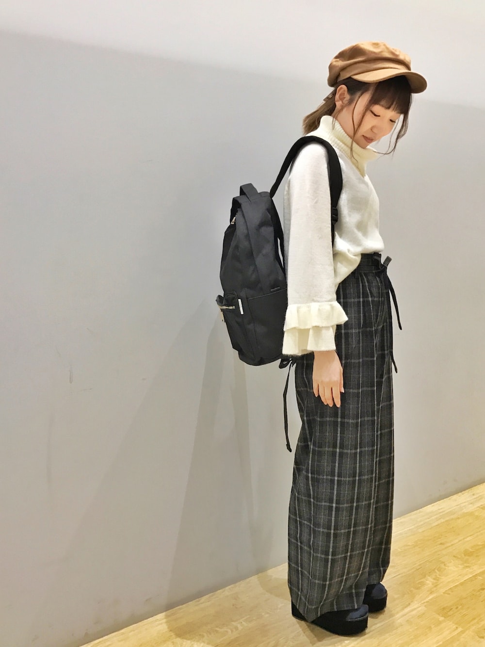 「秋のコーデ、オフタートル、キャスケット、キャップ、チェック、チェックパンツ、ワイドパンツ、リュック、低身長、チビーズ✳︎」｜「earth music&ecologyのポリウールマリンキャップ（キャスケット、ベージュ系）」を使った、Ushijawaさん（レディース・149cm）の秋コーディネートの1枚目の写真