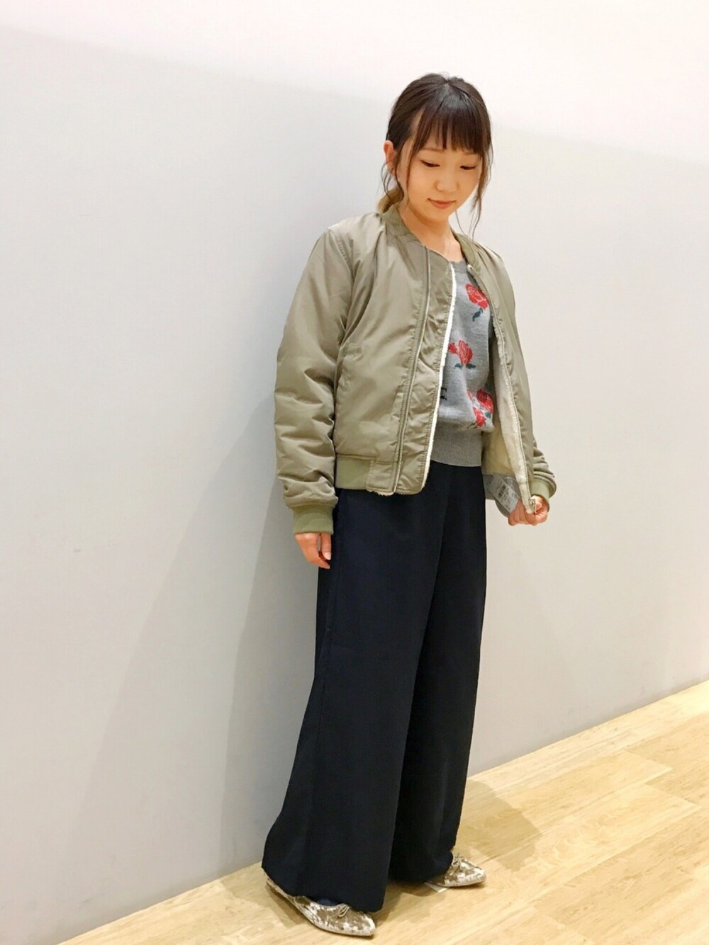 「カジュアルコーデ、ブルゾン、リバーシブル、カーキ、ワイドパンツ、花柄、低身長、チビーズ✳︎、earth music&ecology、ファー」｜「earth music&ecologyのファーリバーシブルブルゾン（ブルゾン、グリーン系）」を使った、Ushijawaさん（レディース・149cm）の秋コーディネートの1枚目の写真