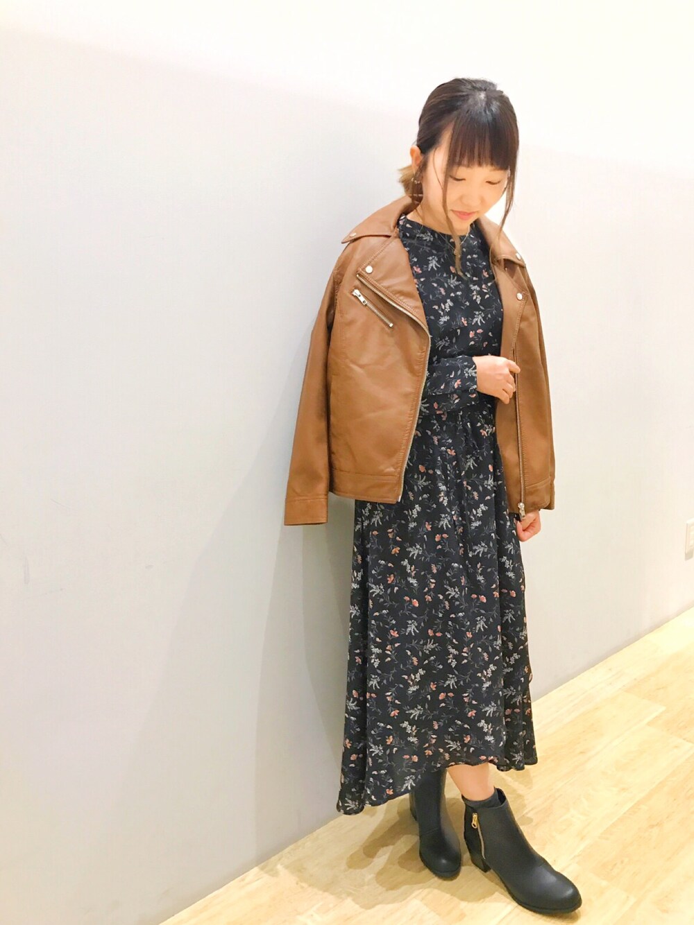 「花柄、ワンピース、ライダース、花柄ワンピース、甘辛mix、低身長、チビーズ✳︎、earth music&ecology、ブラック、ブラウン」｜「OLIVE des OLIVEのアイテム（ライダースジャケット、ブラウン系）」を使った、Ushijawaさん（レディース・149cm）の秋コーディネートの1枚目の写真