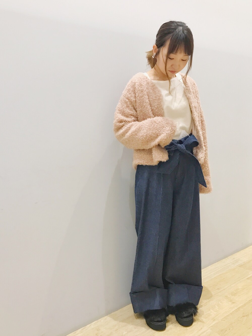 「ファー、プードル、ピンク、カジュアルコーデ、ワイドパンツ、earth music&ecology、低身長、チビーズ✳︎、アウター、デニムパンツ」｜「earth music&ecologyの・ショートファーコート（ジャケット/アウター、ピンク系）」を使った、Ushijawaさん（レディース・149cm）の秋コーディネートの1枚目の写真