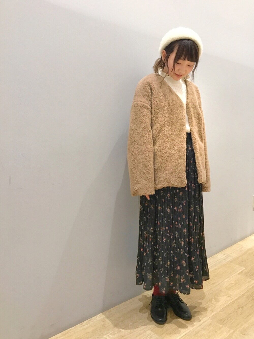 「ボア、ボアコート、earth music&ecology、ベージュ、もこもこ、花柄、プリーツスカート、ベレー帽、低身長、チビーズ✳︎」｜「earth music&ecologyの・フリルリブニットプルオーバー（ニット/セーター、ホワイト系）」を使った、Ushijawaさん（レディース・149cm）の秋コーディネートの1枚目の写真