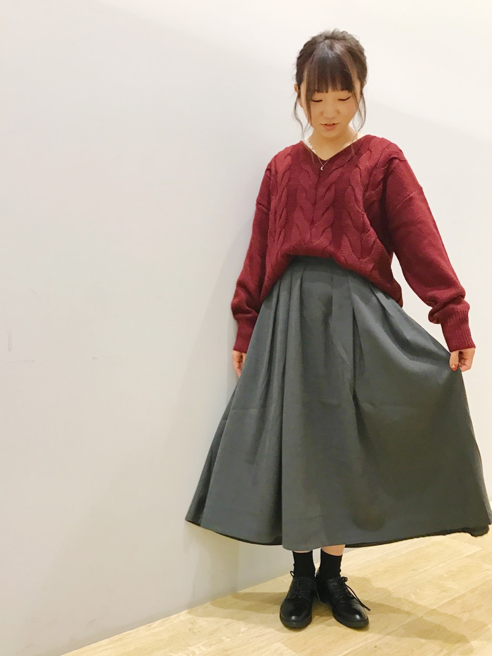 「ボルドー、ケーブルニット、Vネック、ニット、秋冬、低身長、チビーズ✳︎、earth music&ecology」｜「earth music&ecologyの・ケーブルニットプルオーバー（ニット/セーター、レッド系）」を使った、Ushijawaさん（レディース・149cm）の秋コーディネートの1枚目の写真