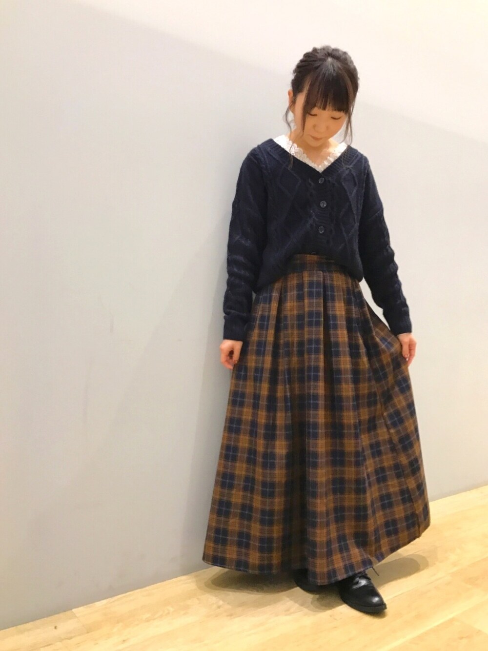 「チェック、タータンチェック、チェックスカート、ケーブルニット、秋のコーデ、低身長、チビーズ✳︎、オトナ女子、Vネック、earth music&ecology」｜「earth music&ecologyの・前後2wayケーブルニットプルオーバー（トップス、レッド系）」を使った、Ushijawaさん（レディース・149cm）の秋コーディネートの1枚目の写真