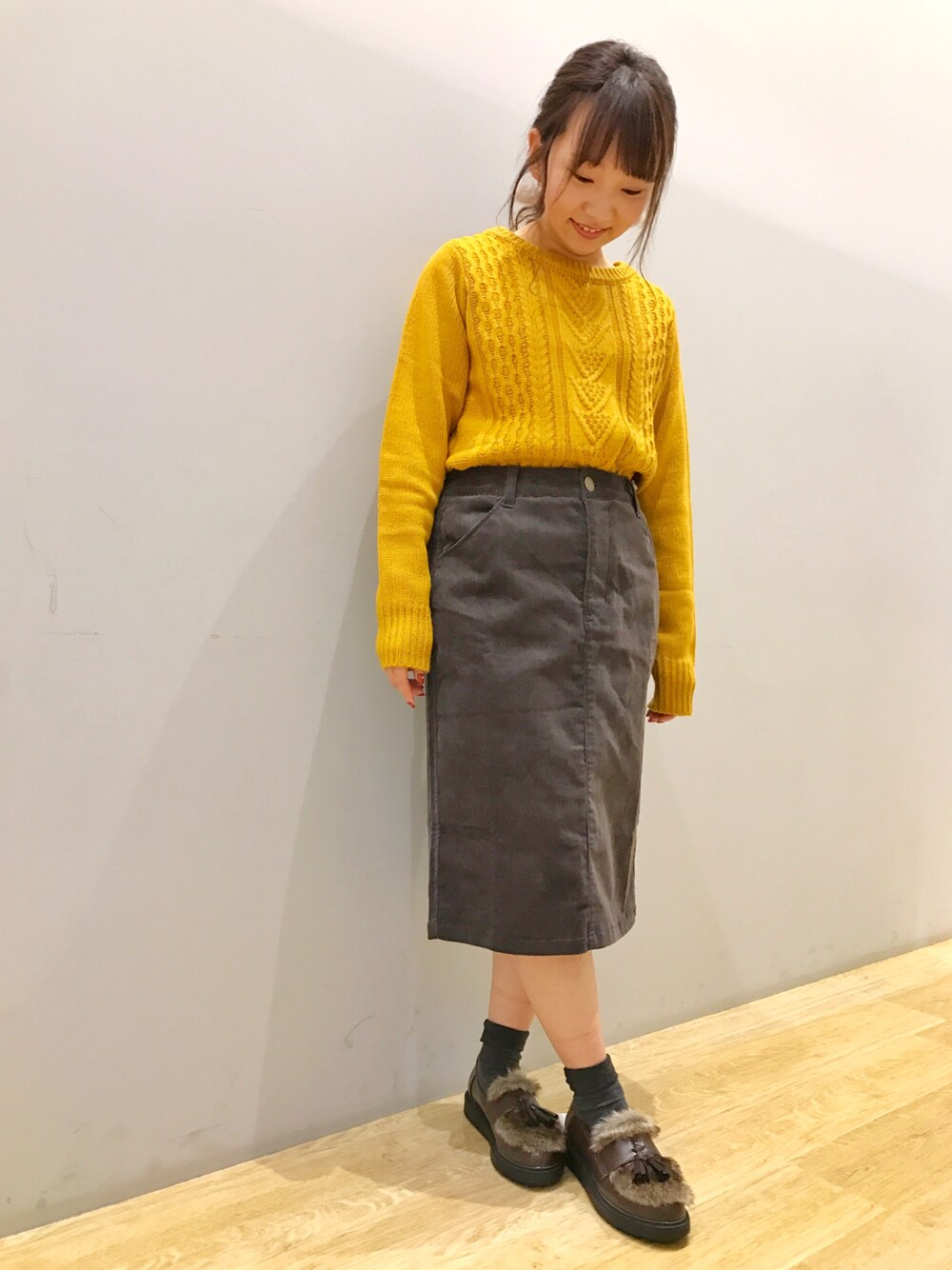 「マスタード、ケーブルニット、コーデュロイ、タイトスカート、コーデュロイスカート、イーハイフンワールドギャラリー(E hyphen world gallery)、earth music&ecology、低身長、チビーズ✳︎」｜「E hyphen world galleryのフロントケーブルプルオーバー（ニット/セーター、イエロー系）」を使った、Ushijawaさん（レディース・149cm）の秋コーディネートの1枚目の写真