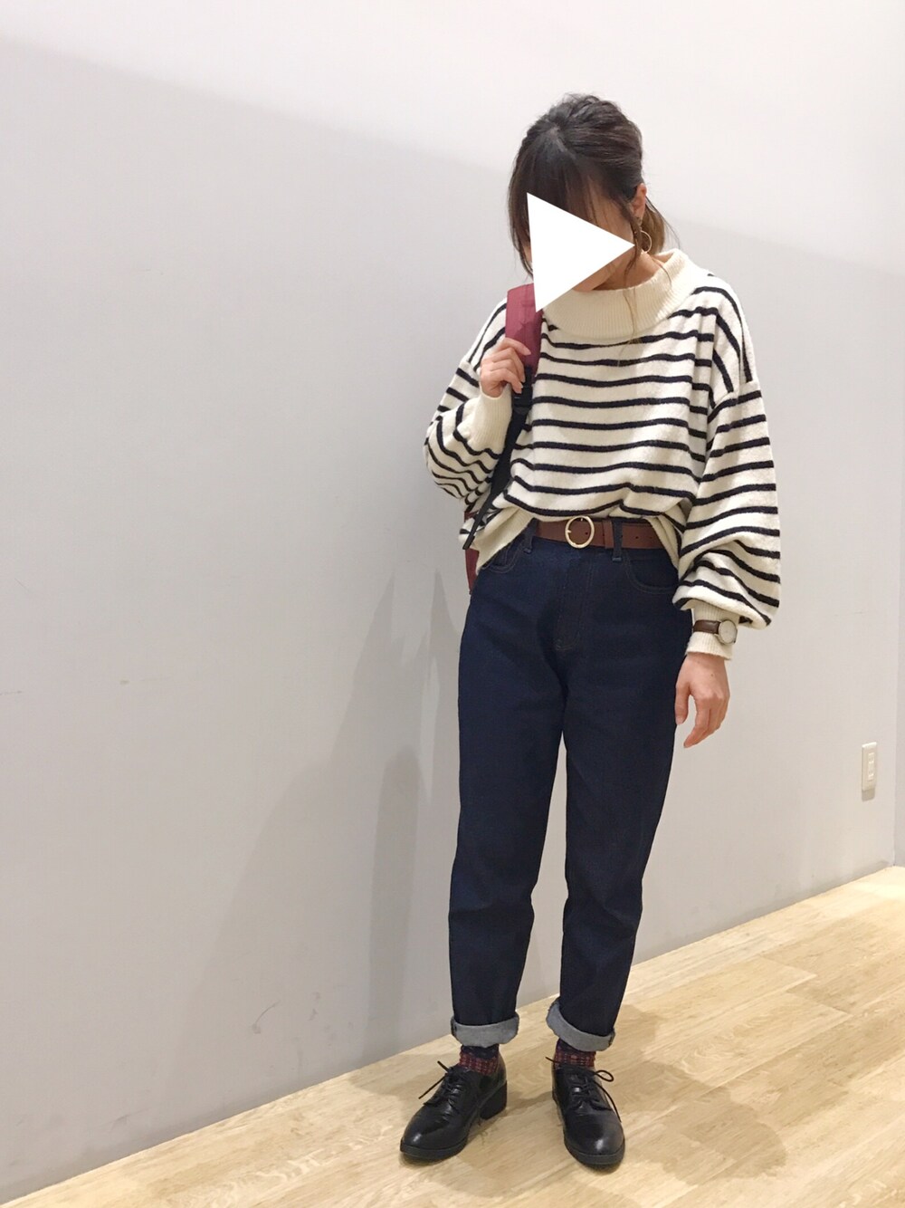 「ボーダー、テーパードパンツ、テーパードデニム、マニッシュ、柄靴下、earth music&ecology、低身長、チビーズ✳︎、パンツスタイル、ゆるコーデ」｜「earth music&ecologyの・ワイドネックボーダーニットプルオーバー（ニット/セーター、ホワイト系）」を使った、Ushijawaさん（レディース・149cm）の冬コーディネートの1枚目の写真