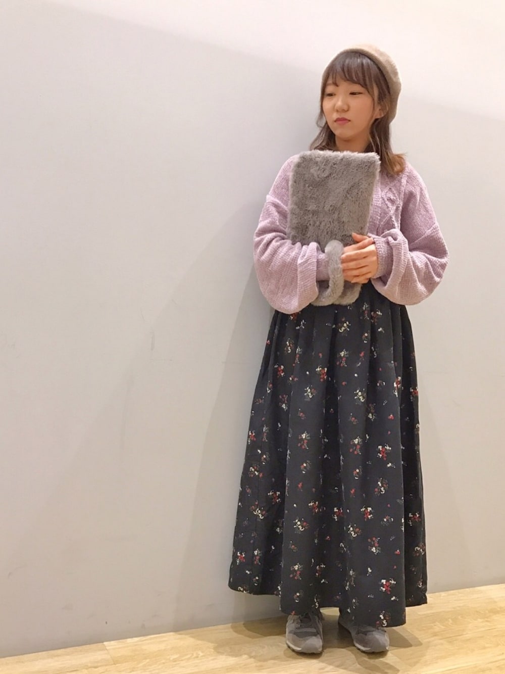 「花柄、花柄スカート、ニット、ピンク、ベレー帽、スニーカー、earth music&ecology、低身長、チビーズ✳︎」｜「earth music&ecologyのアイテム（ニット/セーター、グレー系）」を使った、Ushijawaさん（レディース・149cm）の冬コーディネートの1枚目の写真