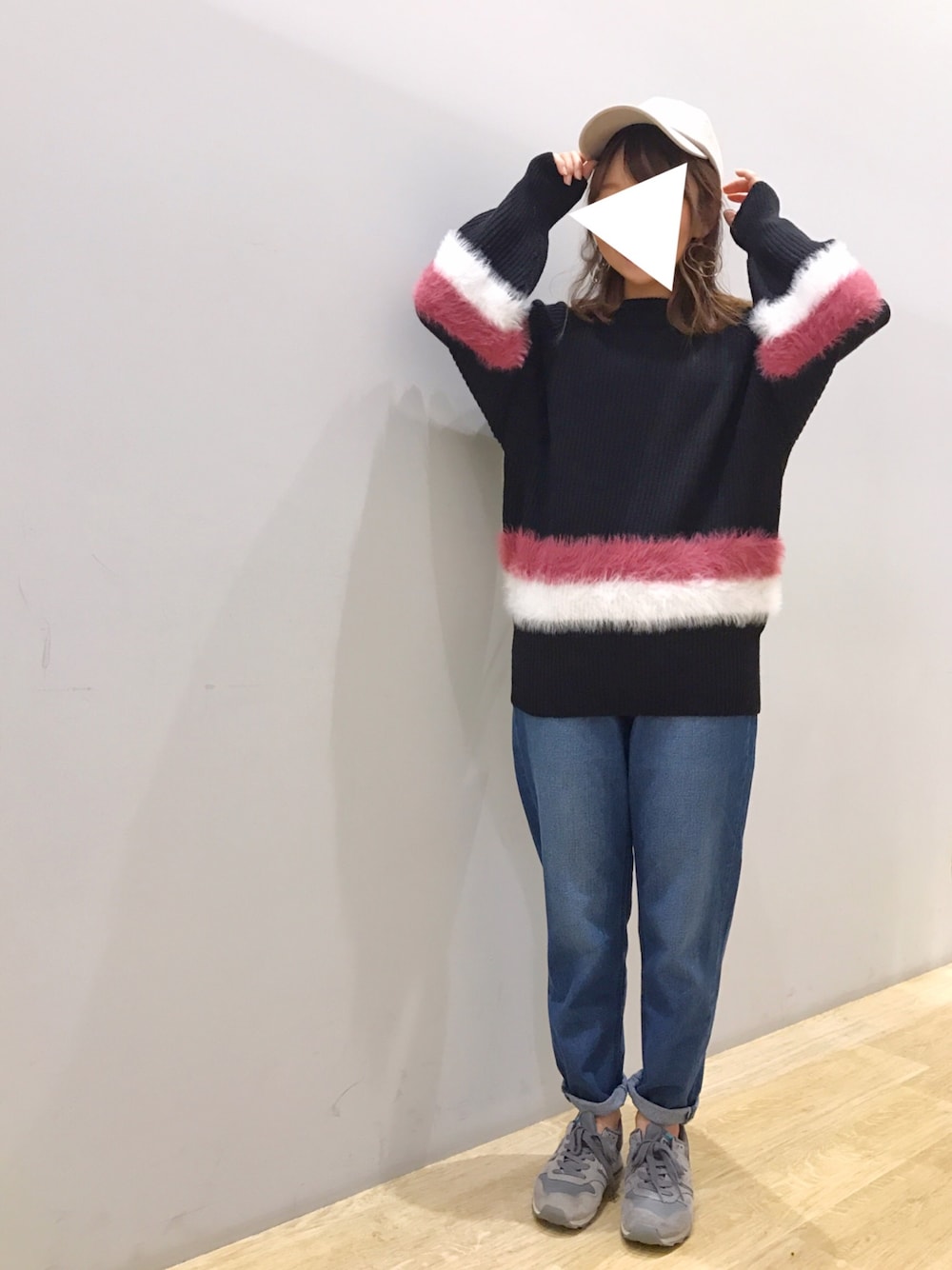 「ファー、キャップ、黒ニット、テーパードパンツ、テーパードデニム、earth music&ecology、低身長、チビーズ✳︎、スニーカー、シンプル」｜「earth music&ecologyのアイテム（キャップ、ベージュ系）」を使った、Ushijawaさん（レディース・149cm）の冬コーディネートの1枚目の写真