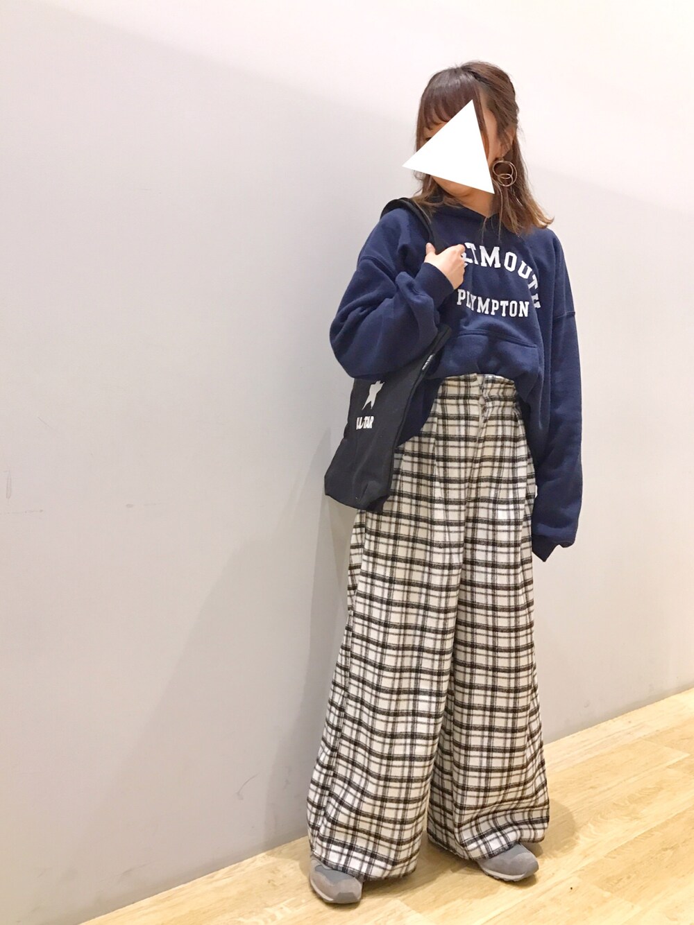 「パーカー、スウェット、ネイビー、チェックパンツ、チェック、earth music&ecology、低身長、チビーズ✳︎、カジュアル、ゆるコーデ」｜「earth music&ecologyの・ロゴパーカー（パーカー、ブルー系）」を使った、Ushijawaさん（レディース・149cm）の冬コーディネートの1枚目の写真