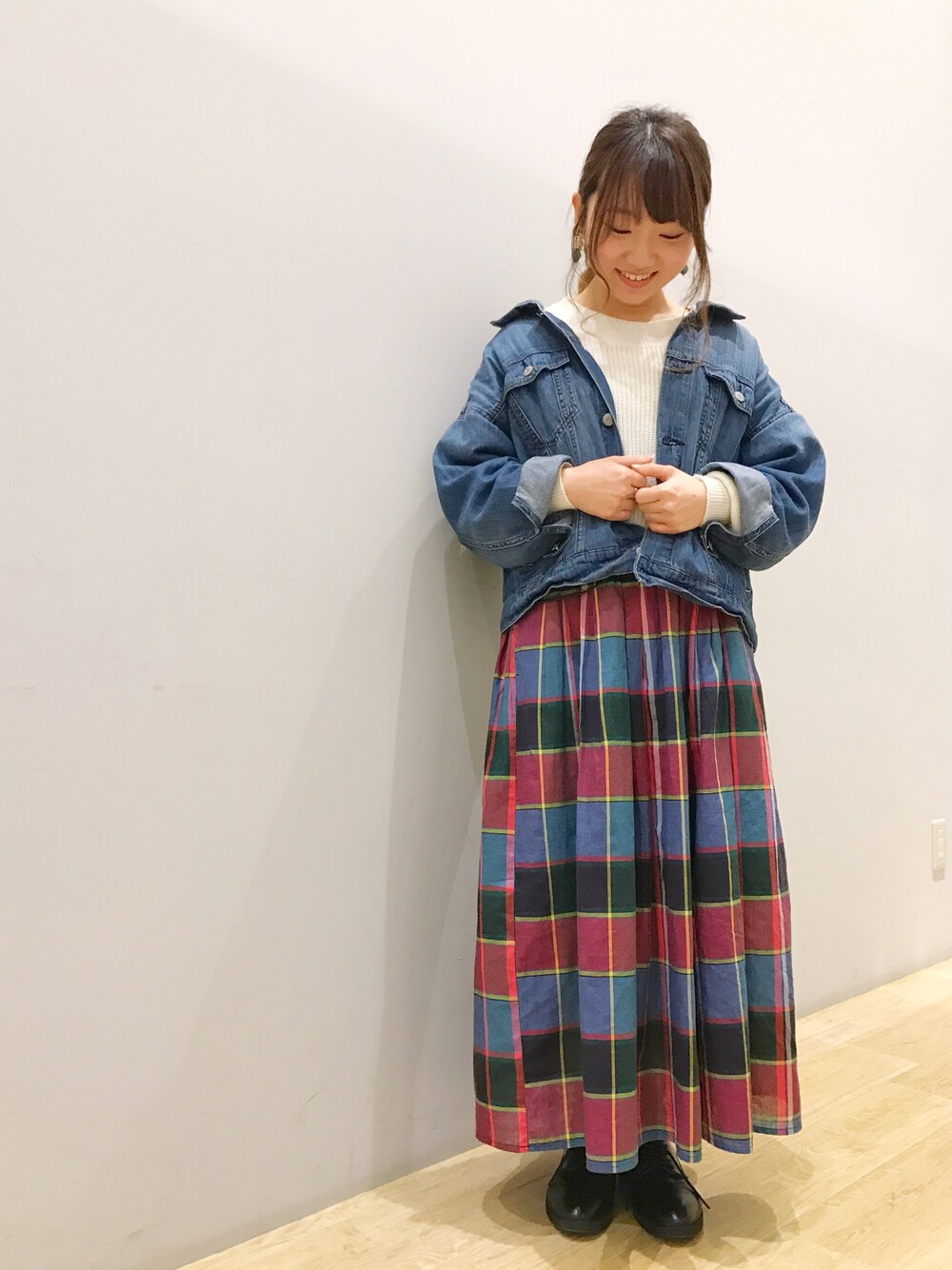 「earth music&ecology、春コーデ、ジージャン、デニム、チェック、チビーズ✳︎、低身長、スカート、ビッグシルエット、カジュアル」｜「earth music&ecologyのCOTTON USAデニム(BIG Gジャン)（デニムジャケット、ブルー系）」を使った、Ushijawaさん（レディース・149cm）の冬コーディネートの1枚目の写真