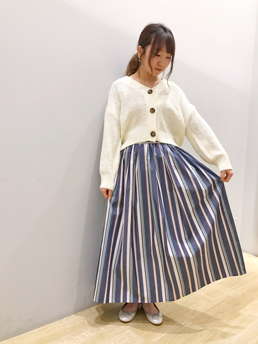 「ストライプ、earth music&ecology、スカート、春コーデ、ショート丈トップス、マルチストライプ、低身長、チビーズ✳︎、カーディガン、バレエシューズ」｜「earth music&ecologyのアイテム（カーディガン/ボレロ、ホワイト系）」を使った、Ushijawaさん（レディース・149cm）の冬コーディネートの1枚目の写真
