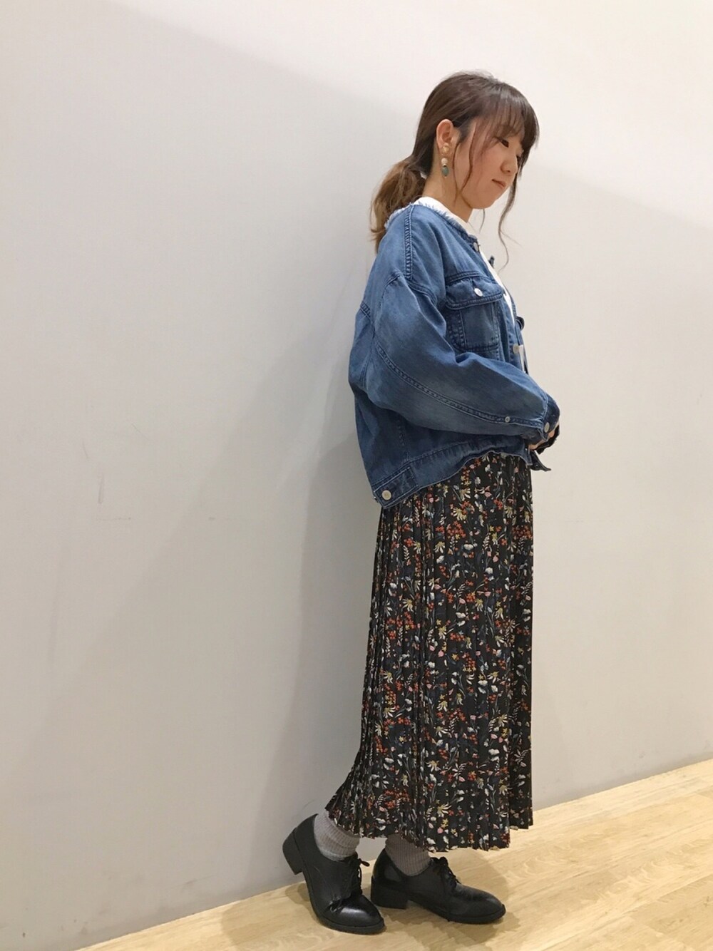 「ジージャン、ノーカラージャケット、春コーデ、プリーツスカート、花柄、ブラウス、earth music&ecology、Green Parks、低身長、チビーズ✳︎」｜「Green　Parksの袖刺繍ギャザーブラウス（シャツ/ブラウス、ホワイト系）」を使った、Ushijawaさん（レディース・149cm）の冬コーディネートの1枚目の写真