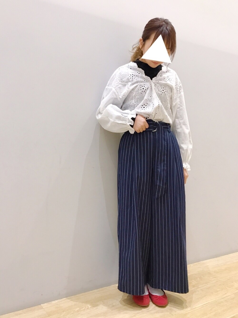「刺繍、レイヤードスタイル、ワイドパンツ、ストライプ、earth music&ecology、春コーデ、バレエシューズ、赤、低身長、チビーズ✳︎」｜「earth music&ecologyの・Vネックスカラップ刺繍プルオーバー（シャツ/ブラウス、ホワイト系）」を使った、Ushijawaさん（レディース・149cm）の春コーディネートの1枚目の写真