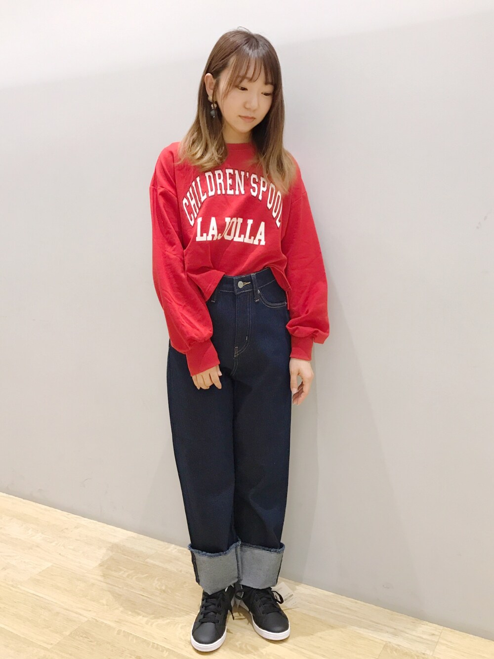 「スウェット、ストレートデニム、デニム、カジュアル、赤、earth music&ecology、低身長、チビーズ✳︎、パンツスタイル、カジュアルコーデ」｜「earth music&ecologyのスウェットボリュームスリーブクルー(ロゴ)（スウェット、レッド系）」を使った、Ushijawaさん（レディース・149cm）の春コーディネートの1枚目の写真
