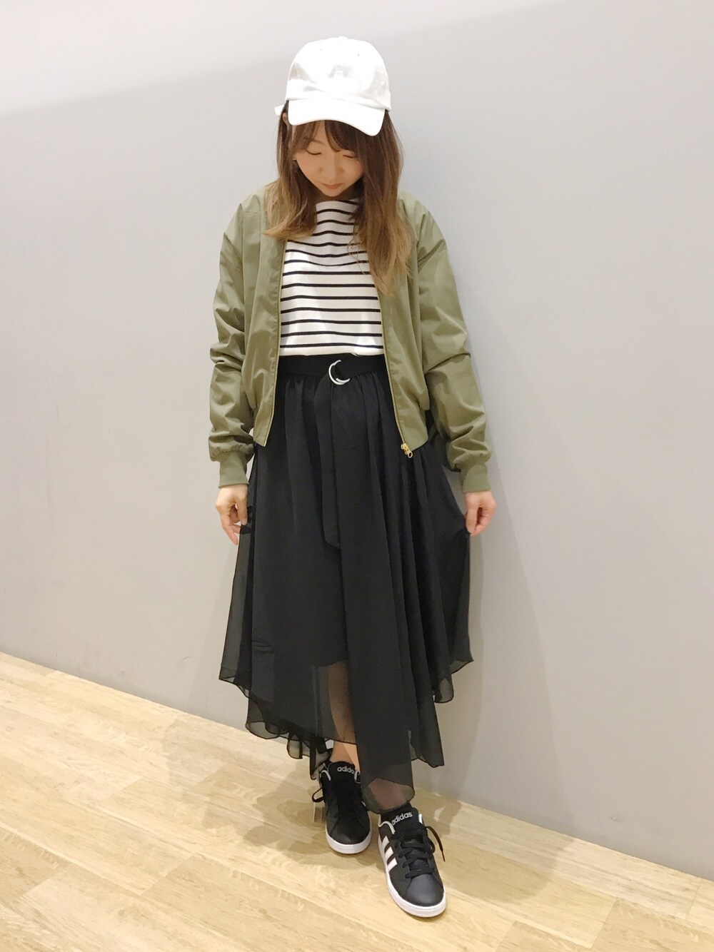 「ブルゾン、ボーダー、スカート、カーキ、モノトーン、キャップ、春コーデ、earth music&ecology、低身長、チビーズ✳︎」｜「earth music&ecologyのツイルキャップ（キャップ、ホワイト系）」を使った、Ushijawaさん（レディース・149cm）の春コーディネートの1枚目の写真