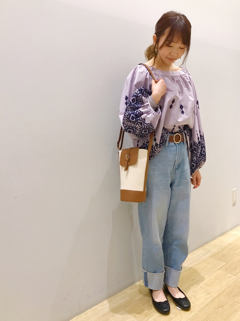 「earth music&ecology、刺繍、ブラウス、デニム、ラベンダー、バレエシューズ、低身長、チビーズ✳︎、春、大人カジュアル」｜「earth music&ecologyの・2wayエンブロイダリープルオーバー（シャツ/ブラウス、パープル系）」を使った、Ushijawaさん（レディース・149cm）の春コーディネートの1枚目の写真