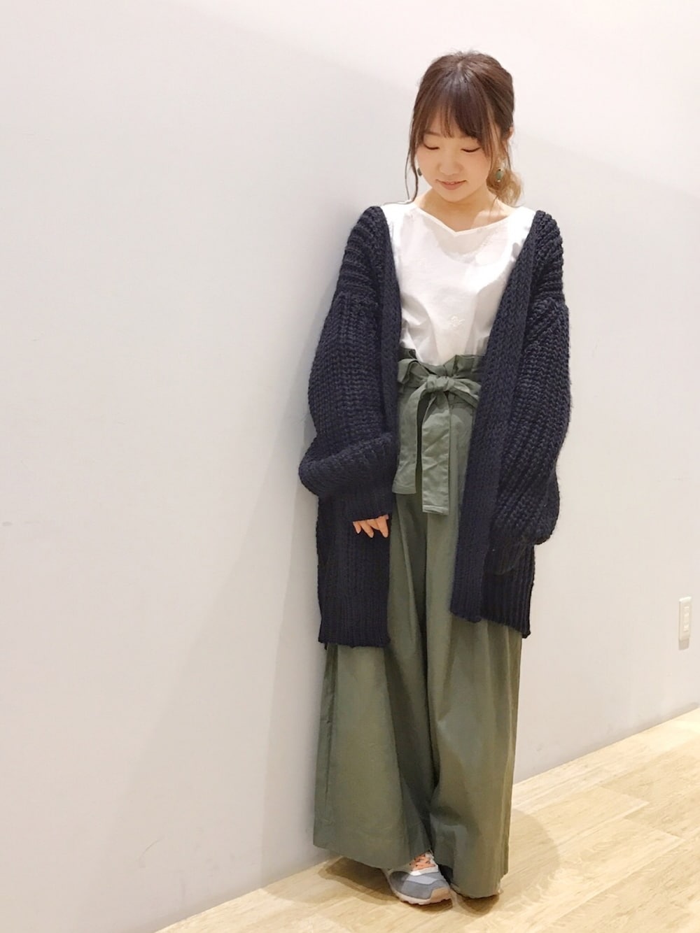 「刺繍、カーディガン、カーキ、ガウチョパンツ、スニーカー、オトナカジュアル、earth music&ecology、低身長、チビーズ✳︎」｜「earth music&ecologyの・ざっくりニットカーディガン(ロング)（カーディガン/ボレロ、ブルー系）」を使った、Ushijawaさん（レディース・149cm）の春コーディネートの1枚目の写真