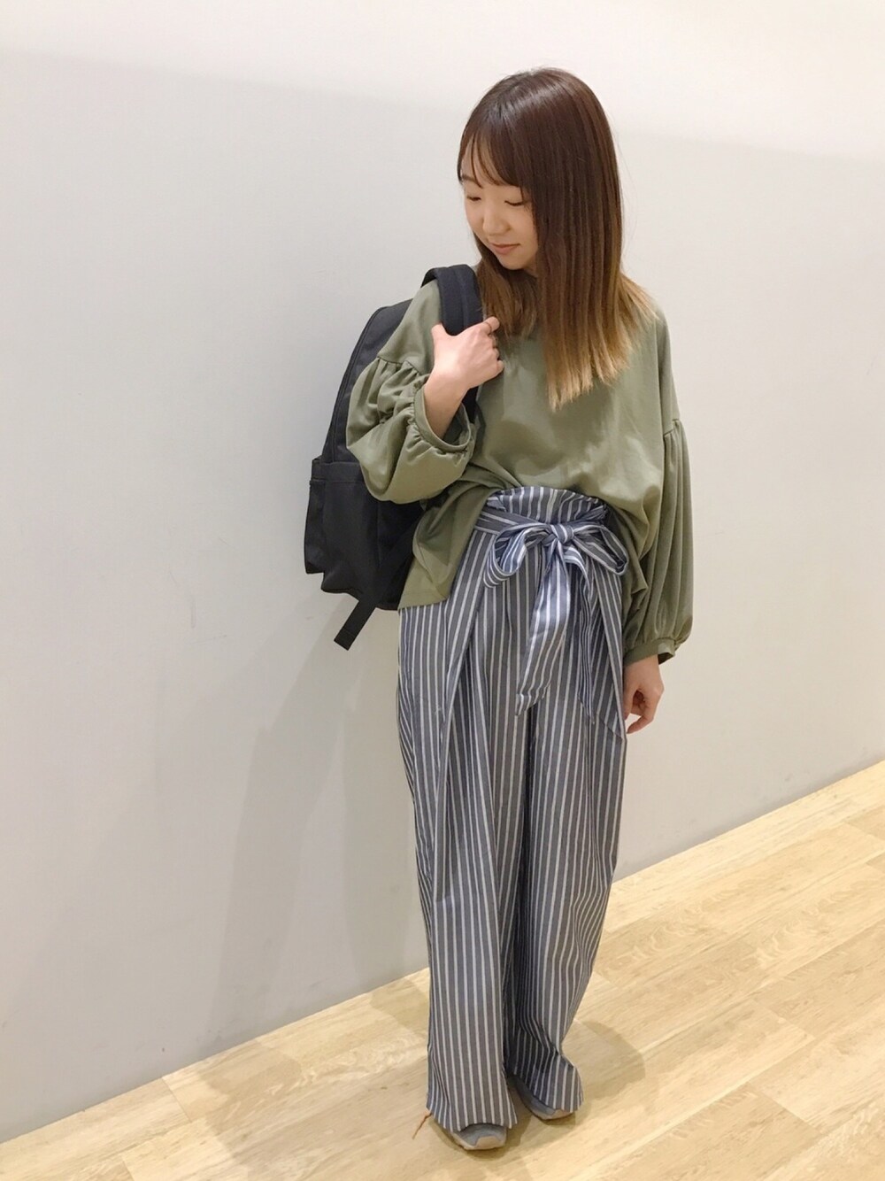 「earth music&ecology、カジュアルコーデ、ゆるコーデ、カーキ、春、ストライプ、ワイドパンツ、低身長、チビーズ✳︎」｜「earth music&ecologyの・バックシャーリングプルオーバー（Tシャツ/カットソー、グリーン系）」を使った、Ushijawaさん（レディース・149cm）の春コーディネートの1枚目の写真