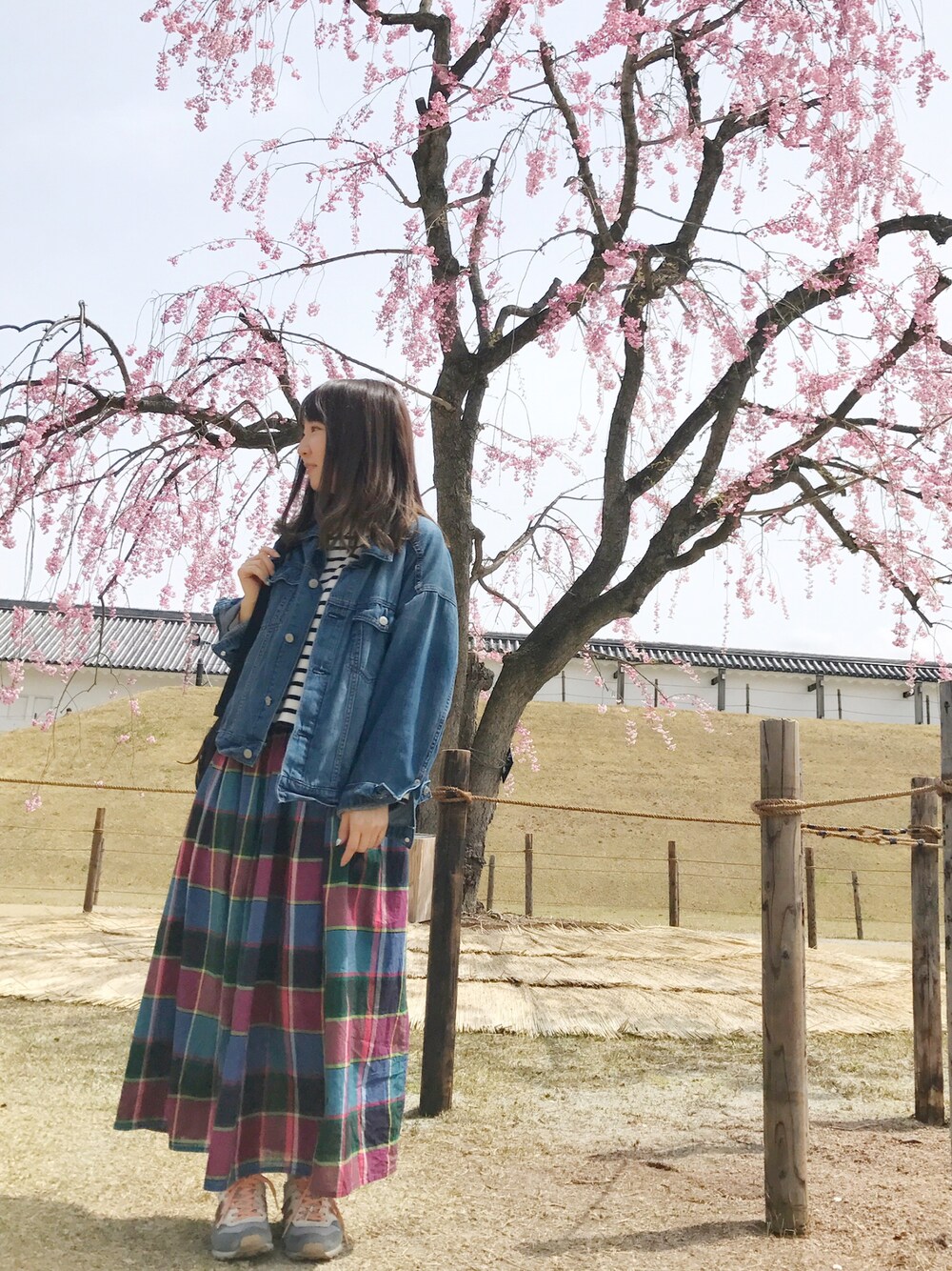 「チェック、ボーダー、ボーダーボーダー、earth music&ecology、ニューバランス、ジージャン、プチプラコーデ、チビーズ✳︎、低身長」｜「earth music&ecologyのCOTTON USAデニム(BIG Gジャン)（デニムジャケット、ブルー系）」を使った、Ushijawaさん（レディース・149cm）の春コーディネートの1枚目の写真
