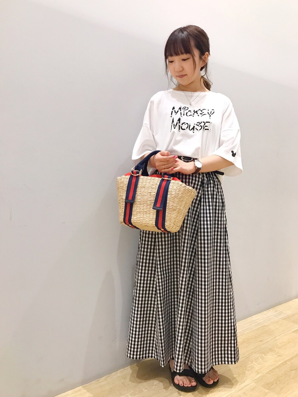 「ミッキー、earth music&ecology、Tシャツ、ギンガムチェック、サンダル、低身長、チビーズ✳︎、ロゴT、ディズニー」｜「earth music&ecologyの【WEB先行予約】Mickey/earthタイポTシャツ（トップス、ホワイト系）」を使った、Ushijawaさん（レディース・149cm）の春コーディネートの1枚目の写真