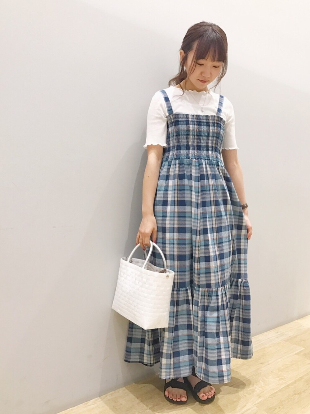 「チェック、ワンピース、春コーデ、オトナ女子、earth music&ecology、低身長、チビーズ✳︎、サンダル、スポーツサンダル」｜「earth music&ecologyのメローボートネック半袖プルオーバー（Tシャツ/カットソー、ホワイト系）」を使った、Ushijawaさん（レディース・149cm）の春コーディネートの1枚目の写真