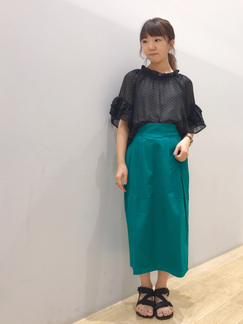 「ドット、ブラウス、タイトスカート、グリーン、earth music&ecology、スポーツサンダル、低身長、チビーズ✳︎、夏」｜「earth music&ecologyの・シフォンドットプリントブラウス ●（シャツ/ブラウス、ブラック系）」を使った、Ushijawaさん（レディース・149cm）の夏コーディネートの1枚目の写真