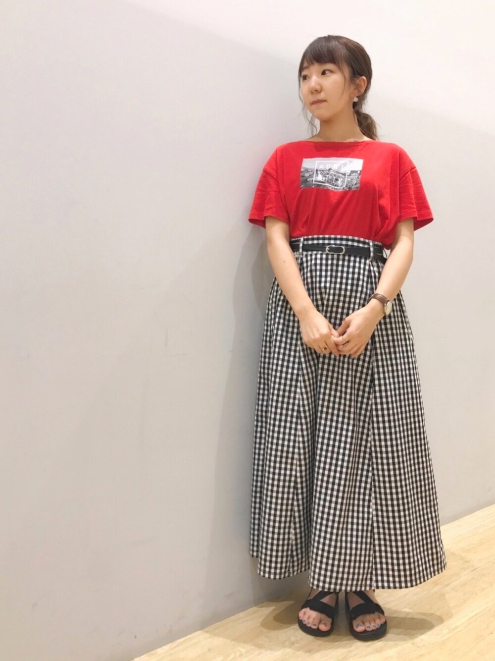 「Tシャツ、ギンガムチェック、ギンガムチェックスカート、ロングスカート、赤、レッド、スポーツサンダル、earth music&ecology、低身長、チビーズ✳︎」｜「earth music&ecologyの・フォトプリントワイドTシャツ（Tシャツ/カットソー、レッド系）」を使った、Ushijawaさん（レディース・149cm）の夏コーディネートの1枚目の写真