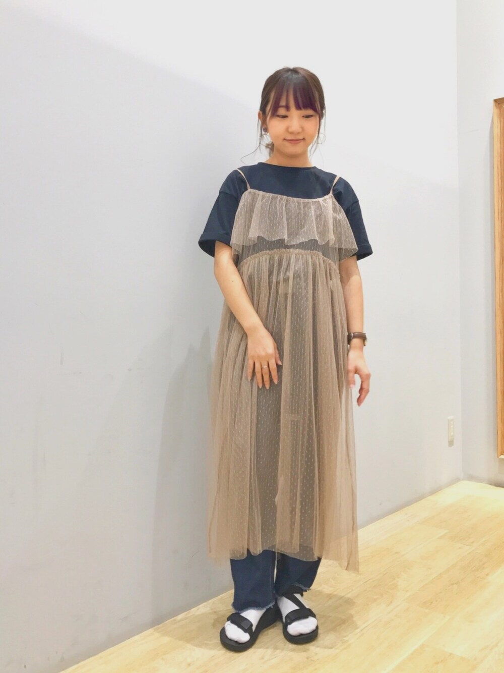 「大人カジュアル、チュール、レイヤードスタイル、黒Tシャツ、デニム、earth music&ecology、低身長、チビーズ✳︎、秋色、おしゃれさんと繋がりたい」｜「earth music&ecologyの・カットオフデニムストレートパンツ ○（その他パンツ、ブルー系）」を使った、Ushijawaさん（レディース・149cm）の夏コーディネートの1枚目の写真