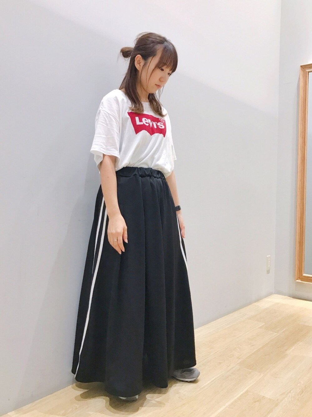 「earth music&ecology、リーバイス、Levi's、Tシャツ、スポーツミックス、ラインスカート、チビーズ✳︎、低身長、秋のコーデ、カジュアル」｜「Levi'sのLevi's Tシャツ（Tシャツ/カットソー、ホワイト系）」を使った、Ushijawaさん（レディース・149cm）の夏コーディネートの1枚目の写真