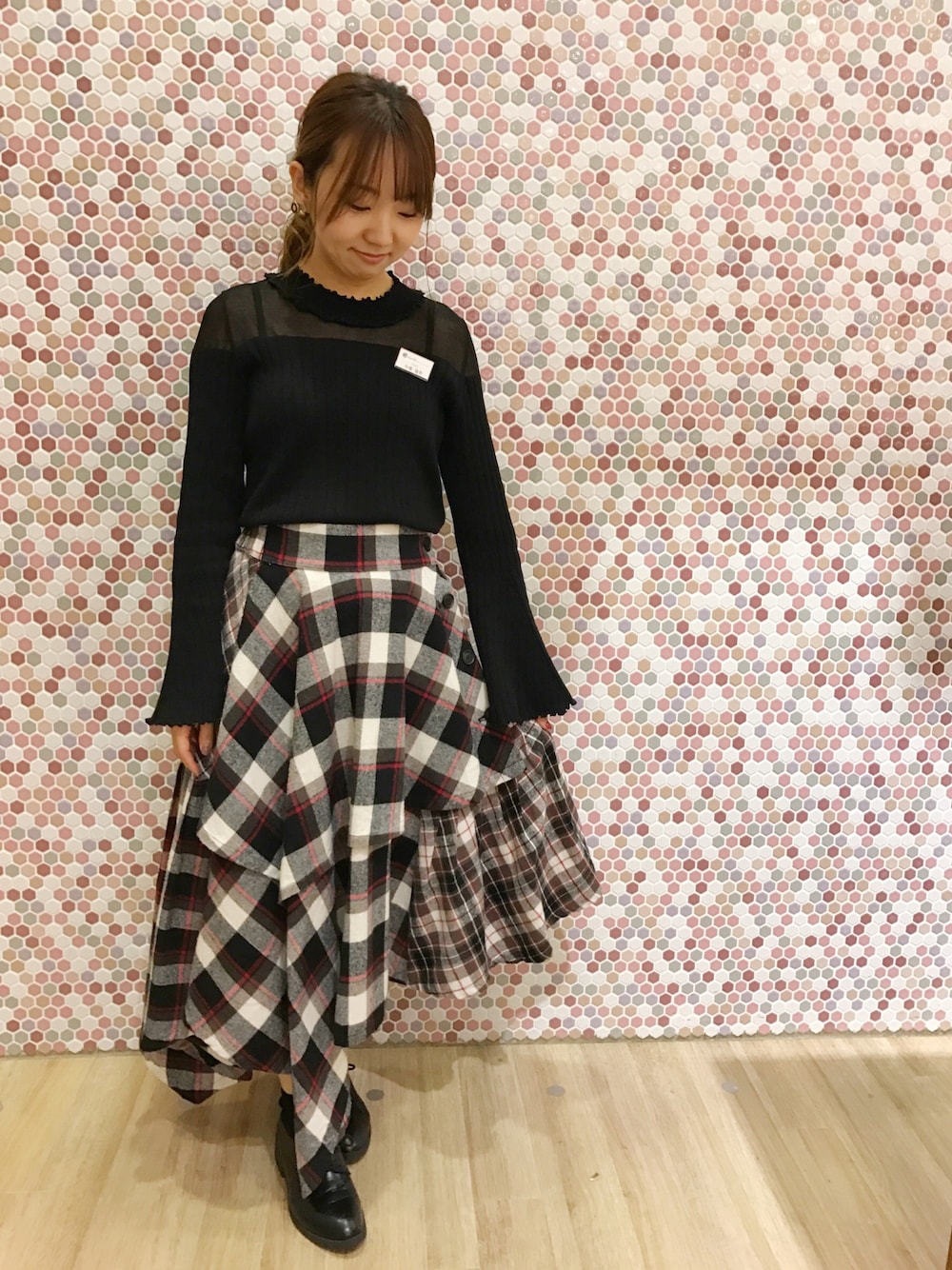 「earth music&ecology、秋コーデ、チェック、チェックスカート、秋のコーデ、カジュアル、低身長、チビーズ✳︎、大人カジュアル」｜「earth music&ecologyの・シアーパネルニットプルオーバー（ニット/セーター、ブラック系）」を使った、Ushijawaさん（レディース・149cm）の秋コーディネートの1枚目の写真