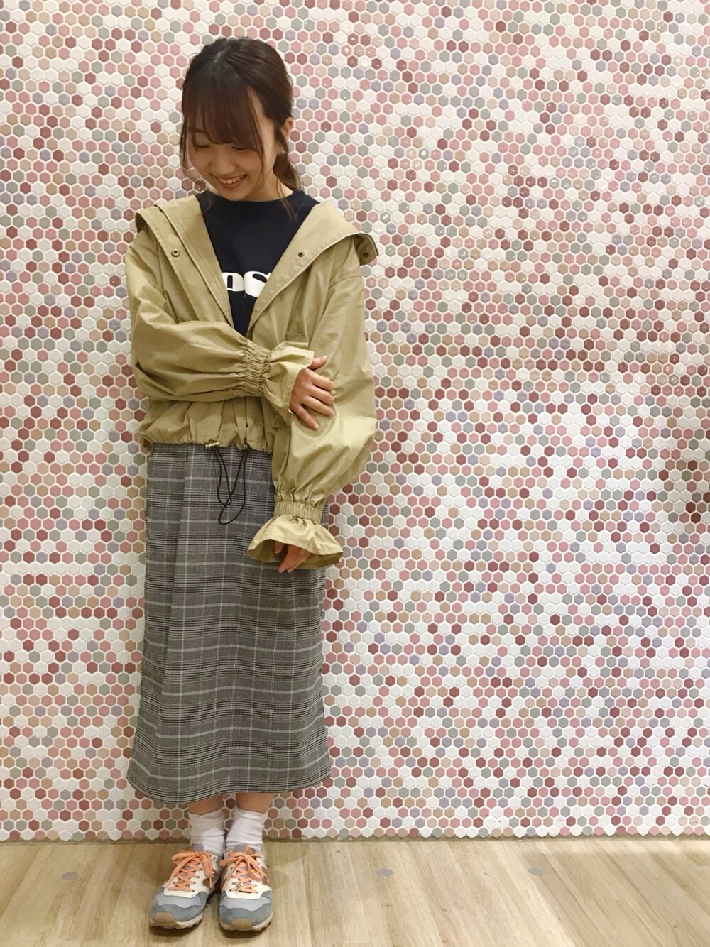 「カジュアル、スニーカー、スポーツミックス、earth music&ecology、低身長、チビーズ✳︎、タイトスカート、チェック」｜「earth music&ecologyのキャンディスリーブマウンテンパーカー ●（マウンテンパーカー、ベージュ系）」を使った、Ushijawaさん（レディース・149cm）の冬コーディネートの1枚目の写真
