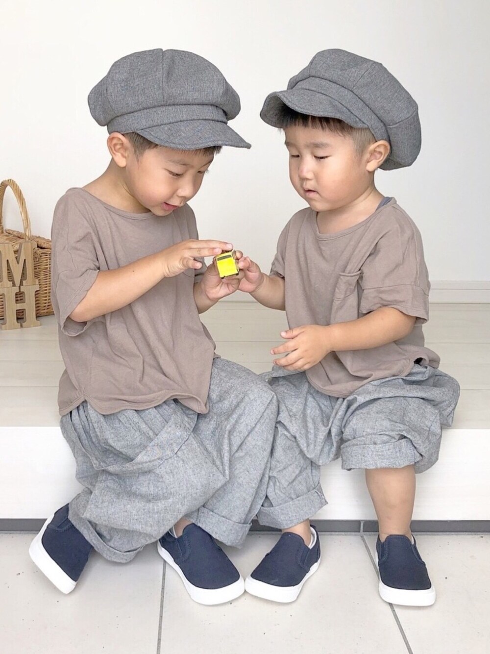 ブラウン系のTシャツ/カットソー、グレー系のその他パンツ、ブルー系のスリッポンを着用したキッズの夏コーディネートの1枚目の写真