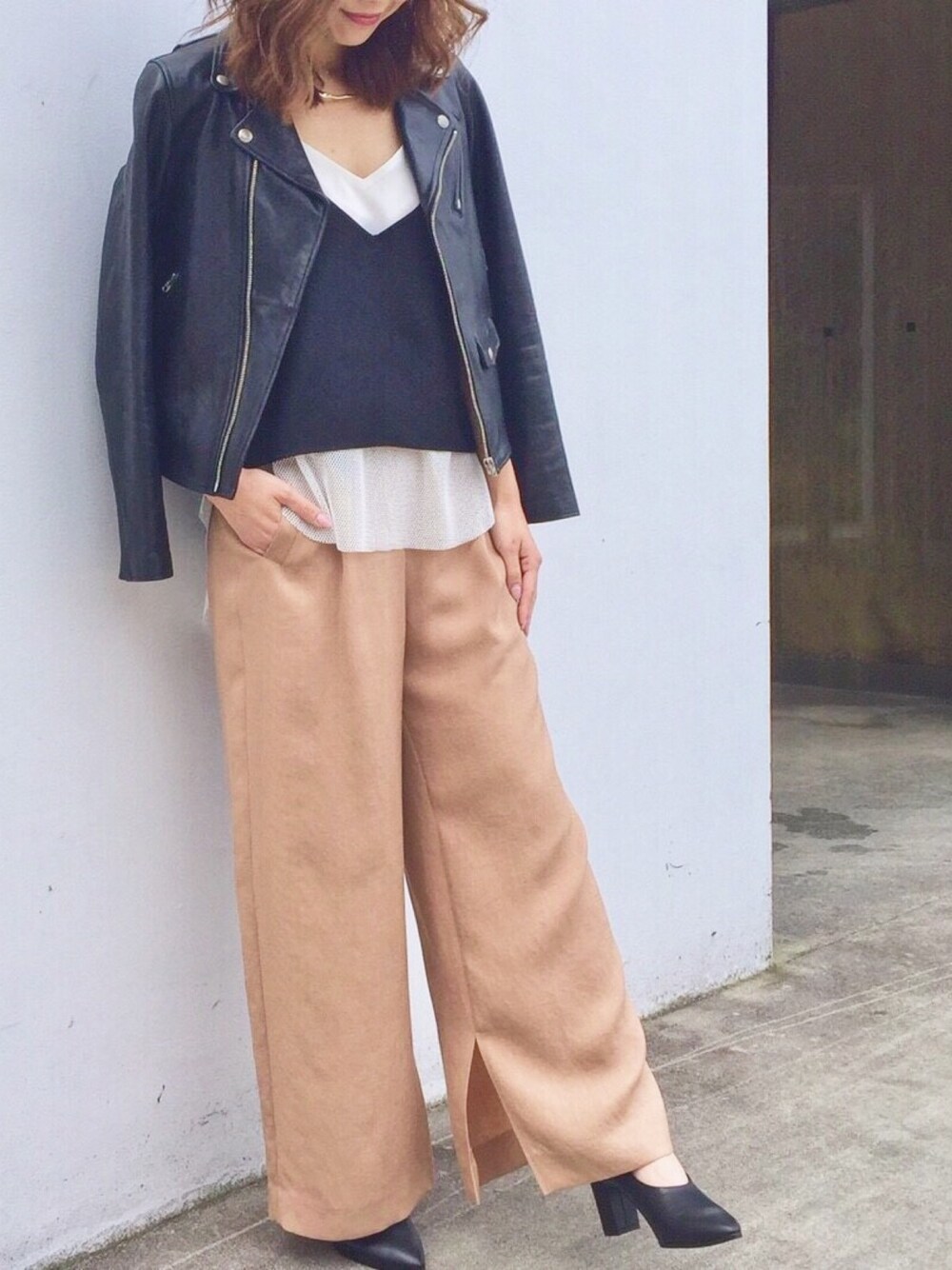 「大人カジュアル、きれいめカジュアル、ライダース、リネン、ワイドパンツ」｜「beautiful peopleの【beautiful people】《STUDIOUS別注》　レザーライダースジャケット（ライダースジャケット、ブラック系）」を使った、naaaさん（レディース・162cm）の夏コーディネートの1枚目の写真