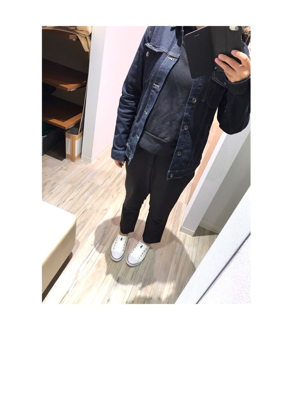 「アパレル、おしゃれになりたい、テーパードパンツ、パーカー、キレカジ、黒コーデ、いいねお願いします💕、いいね返し」｜「POLOのアイテム（スニーカー、ホワイト系）」を使った、pypy02さん（レディース・163cm）の秋コーディネートの1枚目の写真