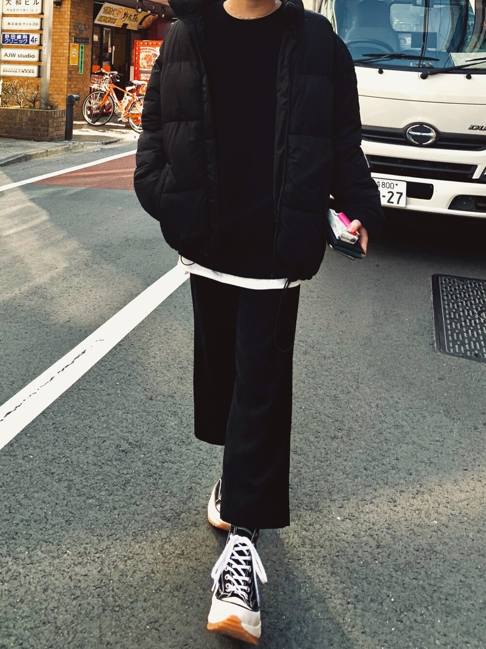 「JWANDERSON、JWANDERSON X CONVERSE」｜「H&MのH&M - パッデッドジャケット - ブラック（ダウンジャケット/コート、ブラック系）」を使った、やぷさん（メンズ・167cm）の春コーディネートの1枚目の写真