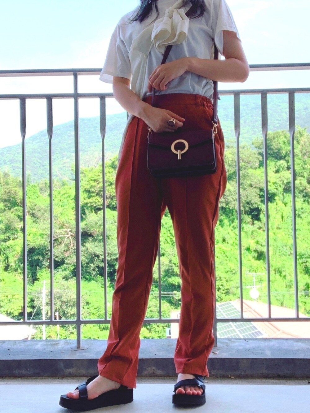 「カラーパンツ、休日スタイル、シースルーブラウス、お洒落さんとつながりたい、夏コーデ、パンツスタイル」｜「GRLのベーシックゆるTシャツ（Tシャツ/カットソー、ホワイト系）」を使った、moeさん（レディース・158cm）の夏コーディネートの1枚目の写真