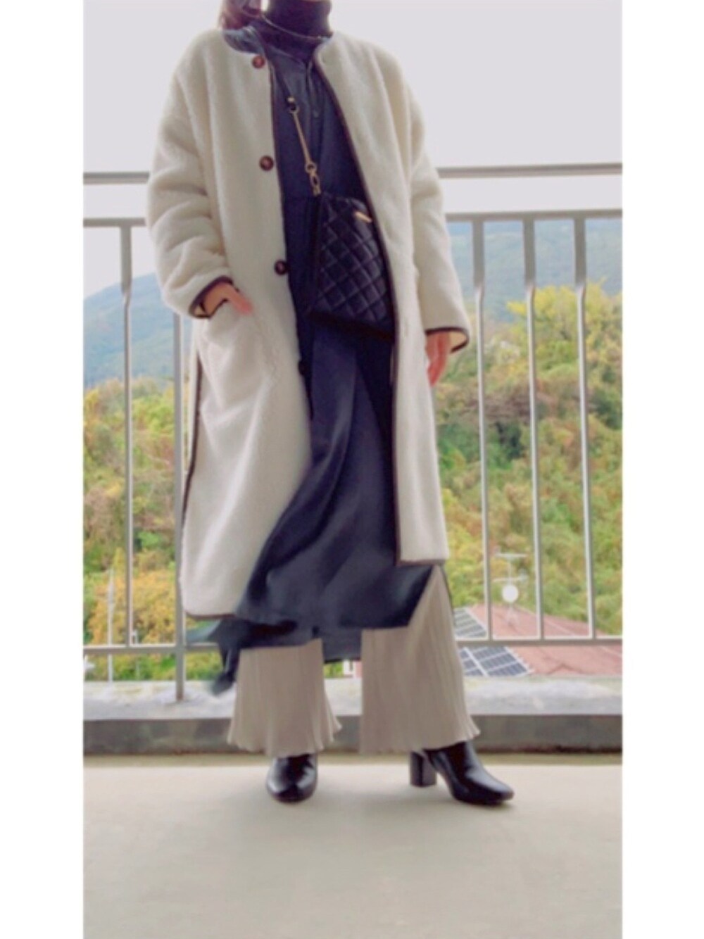 「クリスマス、大人カジュアル、休日スタイル、クリスマスコーデ、ブーツ、ボアコート、おしゃれさんと繋がりたい、年末WEAR感謝祭、オトナガーリー」｜「AS KNOW AS plusのアイテム（ジャケット/アウター、ベージュ系）」を使った、moeさん（レディース・158cm）の冬コーディネートの1枚目の写真