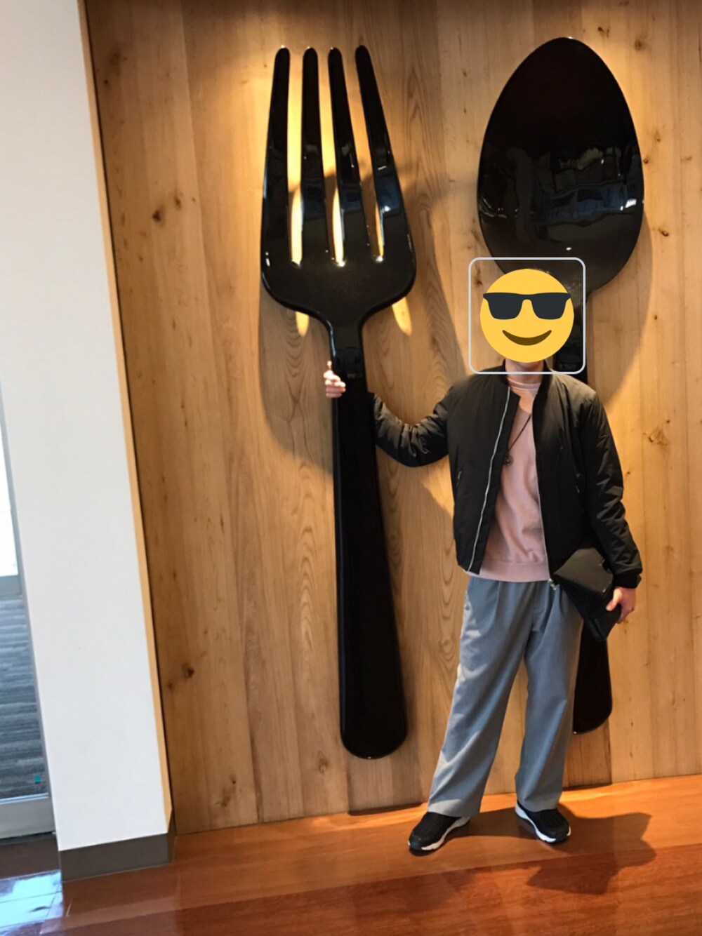 ピンク系のスウェット、ブラック系のブルゾン、グレー系のその他パンツを着用したメンズの春コーディネートの1枚目の写真
