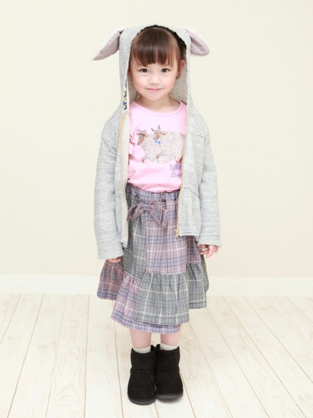グレー系のパーカー、ピンク系のTシャツ/カットソーを着用したキッズの秋コーディネートの1枚目の写真